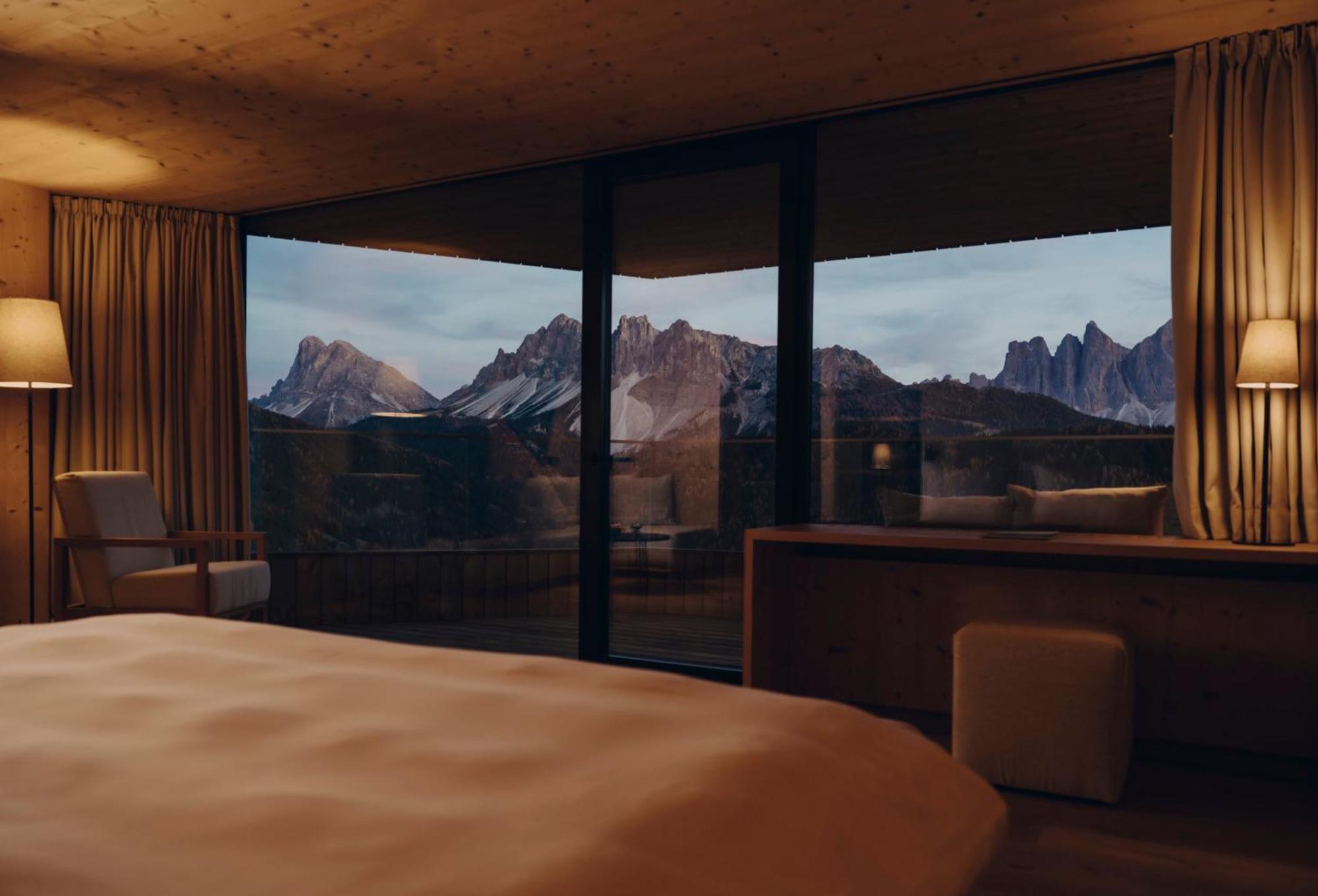 Deluxe Suite,1742775212:JPEG